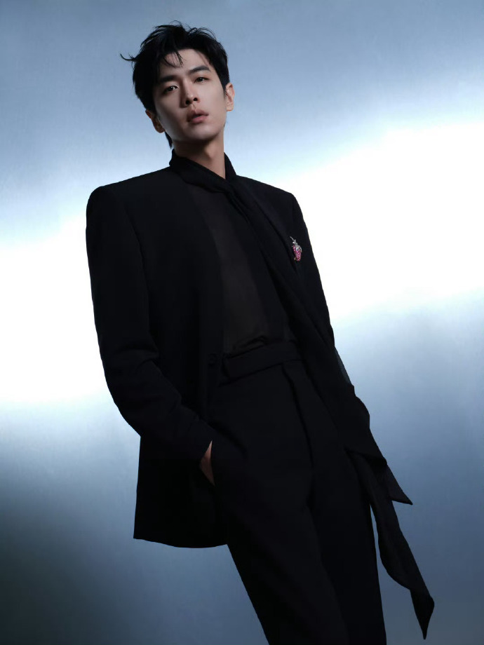 张若昀 All Black 造型燃炸微博电影之夜，西装诠释冷感绅士魅力