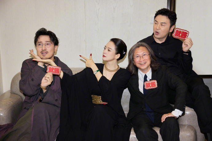 章子怡黑裙红唇配珠宝，携《酱园弄》主创闪耀微博电影夜