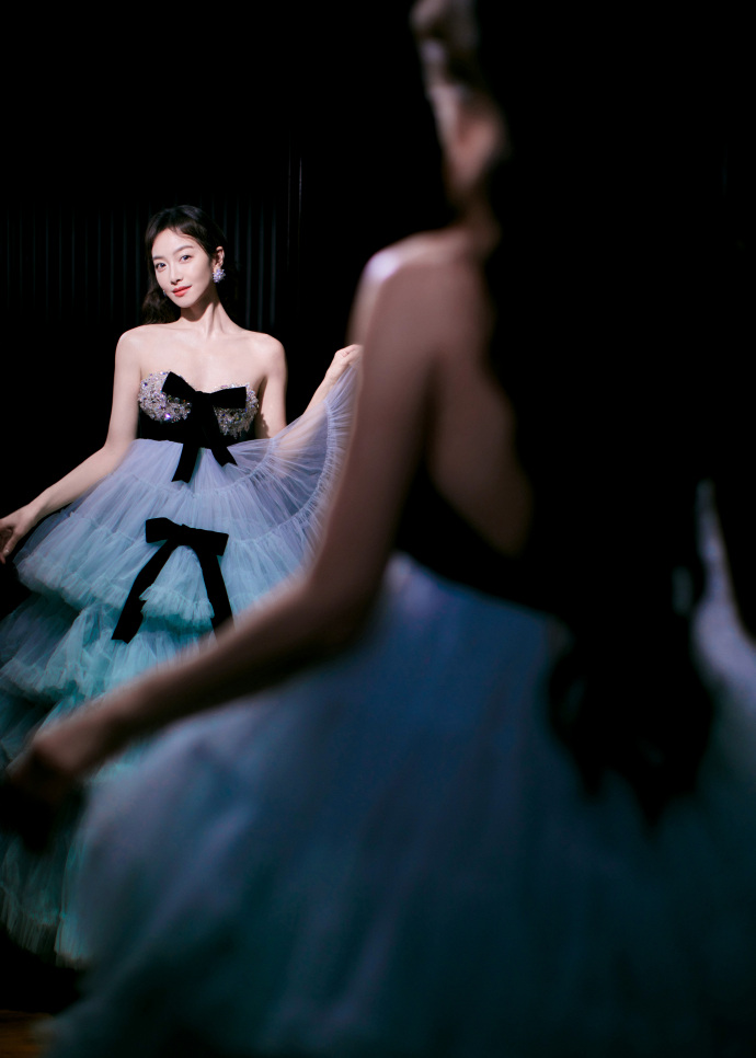 宋茜曝光活动造型，定制礼服配钻饰抹胸，尽显明媚轻盈之美