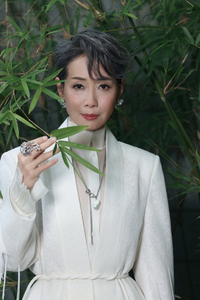 叶童着中式白衣亮相，飒爽身姿，背景竹影尽显古风意趣