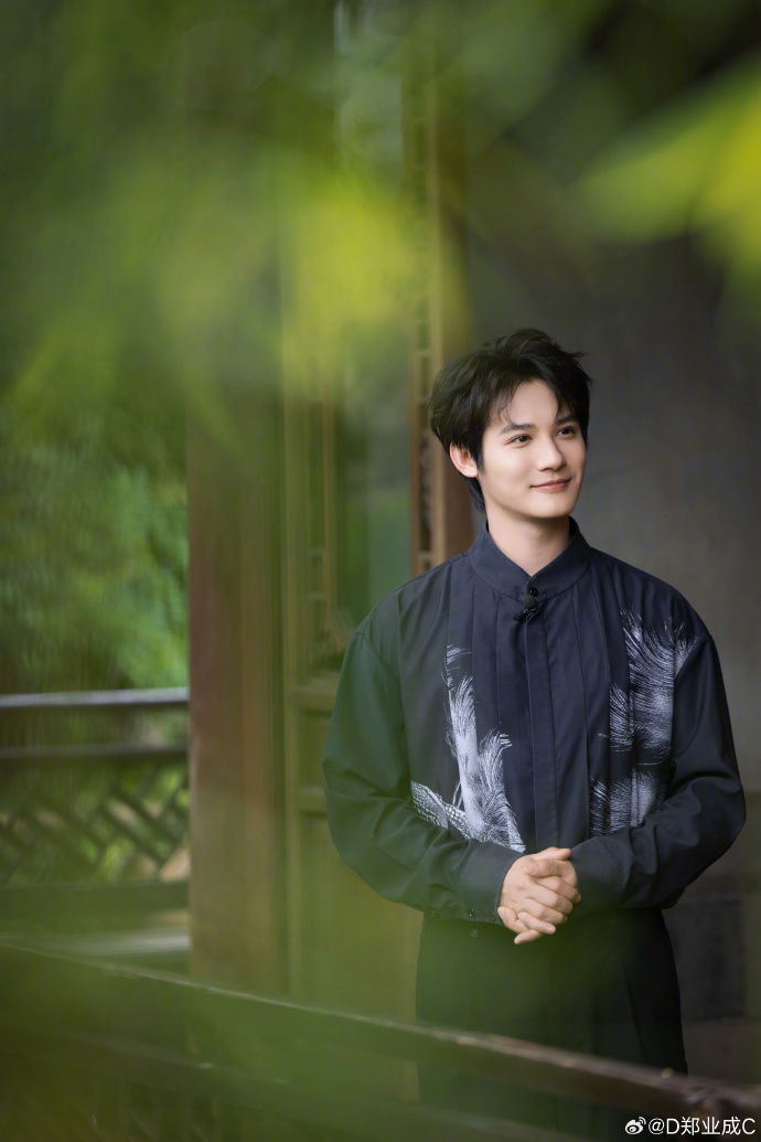 郑业成中式造型出圈，江南公子尽显卓然风采