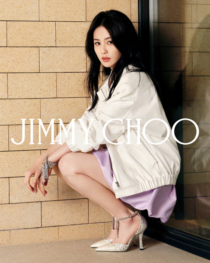白鹿邂逅 JIMMY CHOO，户外演绎都市摩登美学
