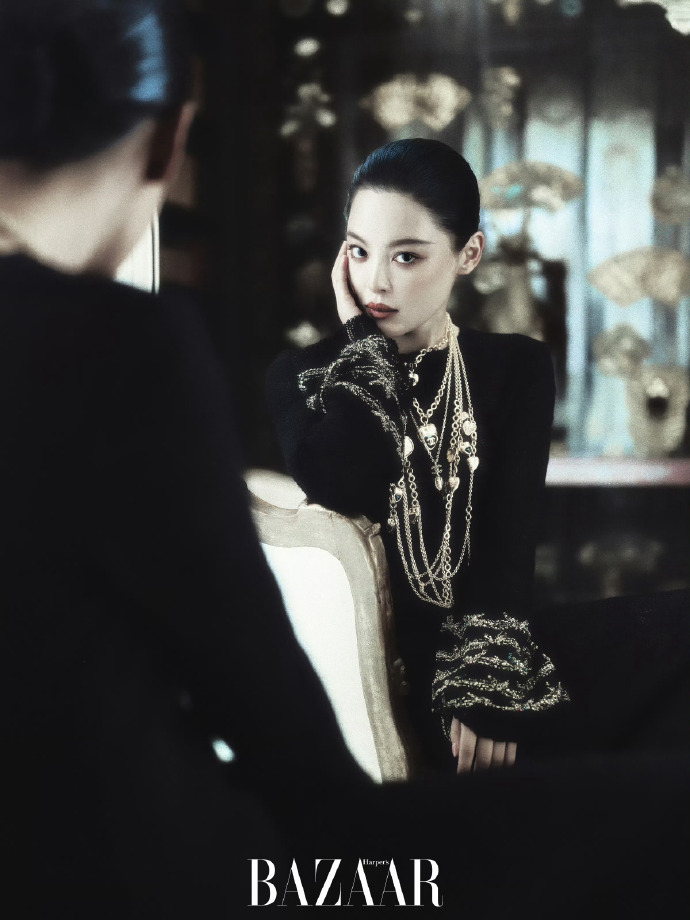 辛芷蕾登封芭莎八月刊：在香奈儿寓所，绘东方韵致的时尚长卷