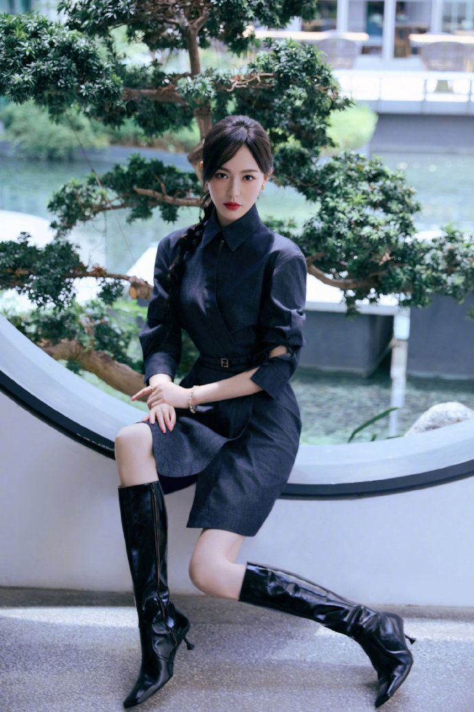 唐嫣亮相 “繁花永续” 特展：摩登与优雅的极致绽放