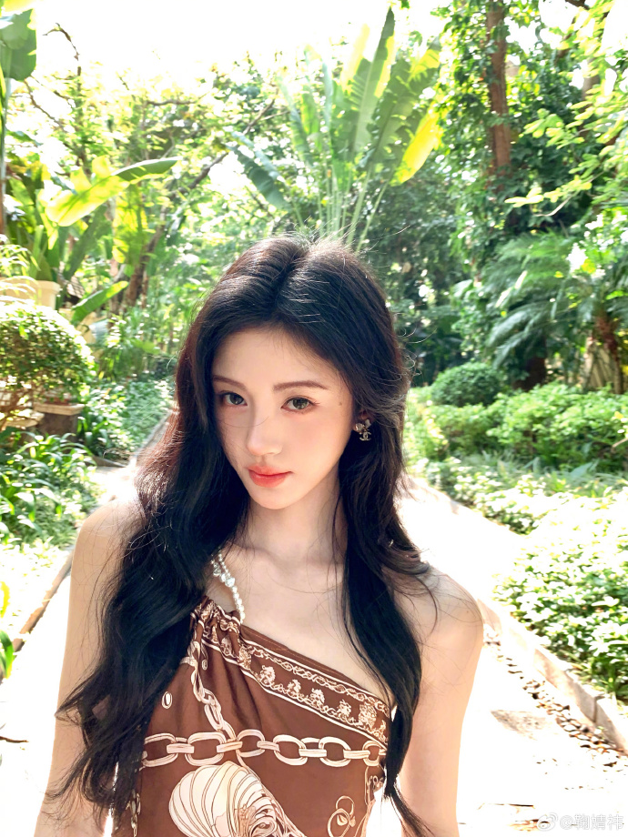 长发飘飘！鞠婧祎单肩裙勾勒悠然度假风