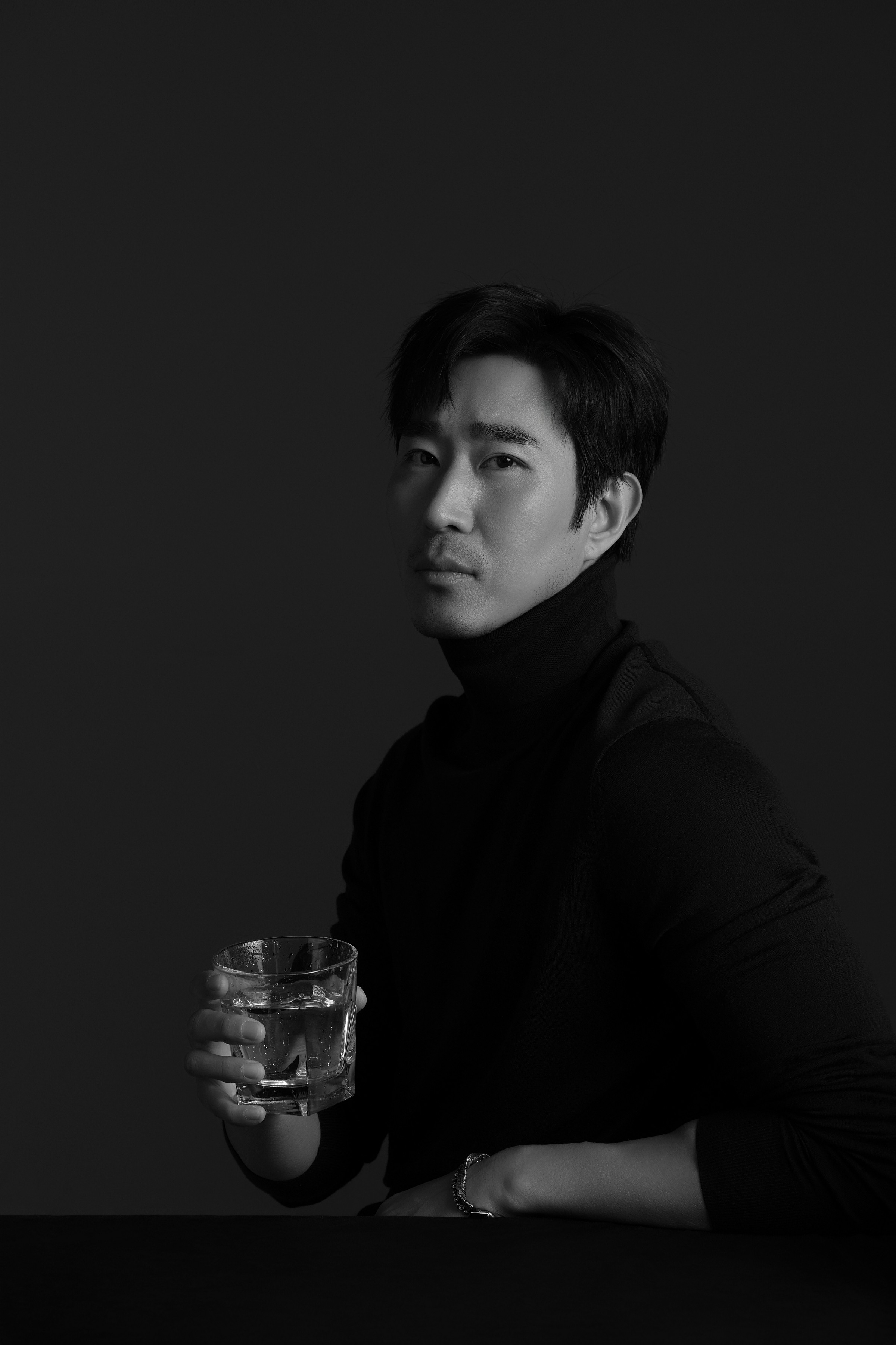 李京沐黑白质感写真曝光 眼神深邃直击人心