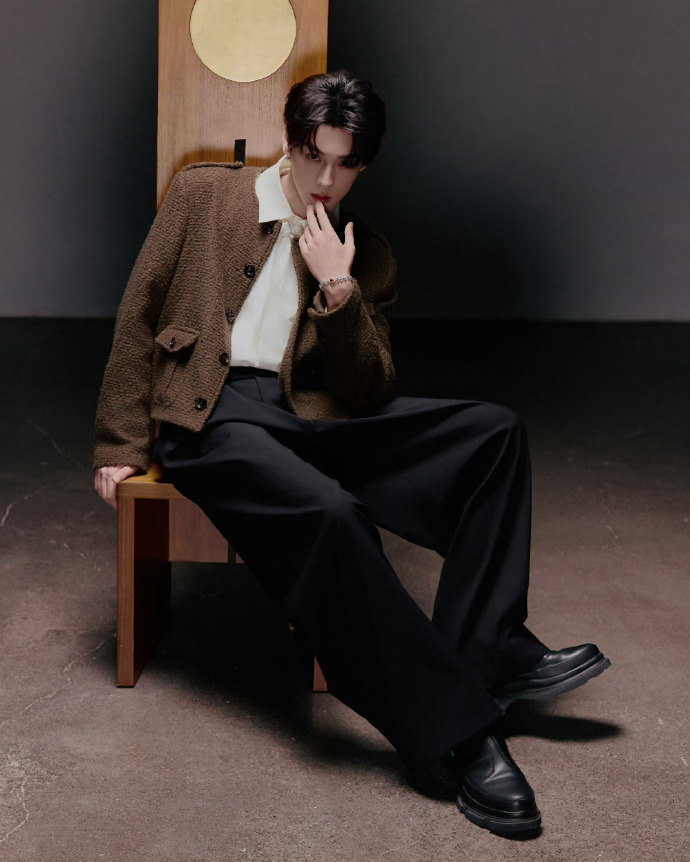 田栩宁最新造型：Celine 夹克解锁秋日男友范本，冷感气质碰撞复古细节