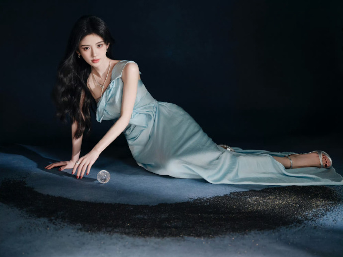 鞠婧祎新造型释出：冰蓝褶皱裙撞色珠宝，慵懒卷发美出冷调氛围感