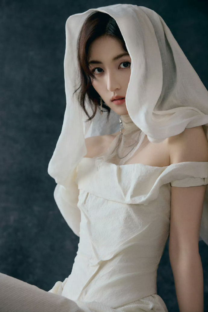 张子枫亮相CMG中国电影盛典 哥特造型惊艳全场