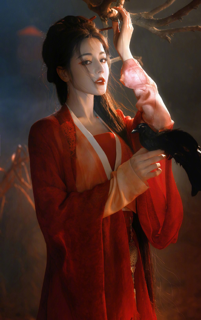 迪丽热巴《白日提灯》定档官宣！红衣提灯魅惑出圈，贺思慕惊艳众生