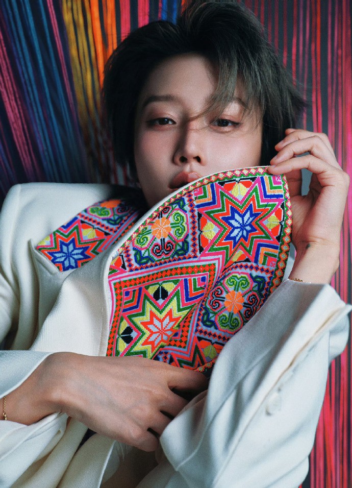 刘雨昕亮相城士非遗巡游展 苗绣八角星造型，演绎东方非遗之美