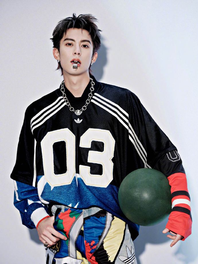 王鹤棣亮相阿迪复古足球市集 定制造型解锁潮酷运动少年感