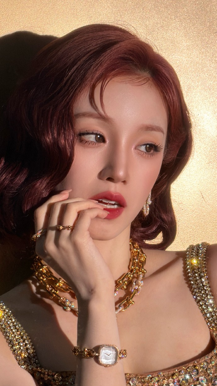 宋雨琦惊艳亮相 金钻礼服配红棕卷发演绎复古鎏金美人