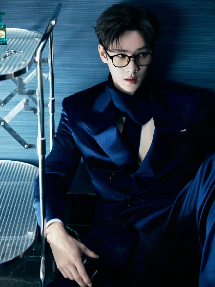 李昀锐真空演绎TOM FORD深蓝西装 丝带领巾解锁禁欲与性感的完美平衡