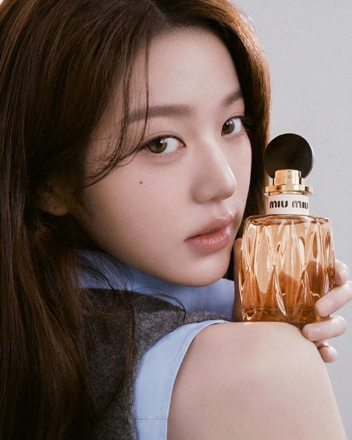 张元英演绎Miu Miu Beauty：春日糖果与气泡中的“Miutine”少女