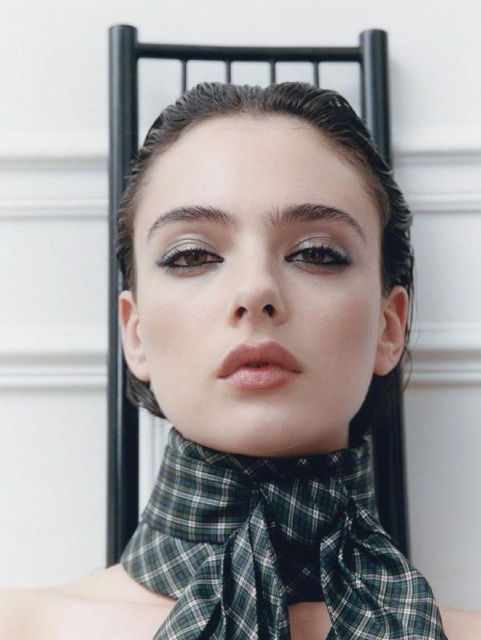 Deva Cassel × Behind the Blinds S/S 2026：“最美星二代”，以封面续写时尚传奇